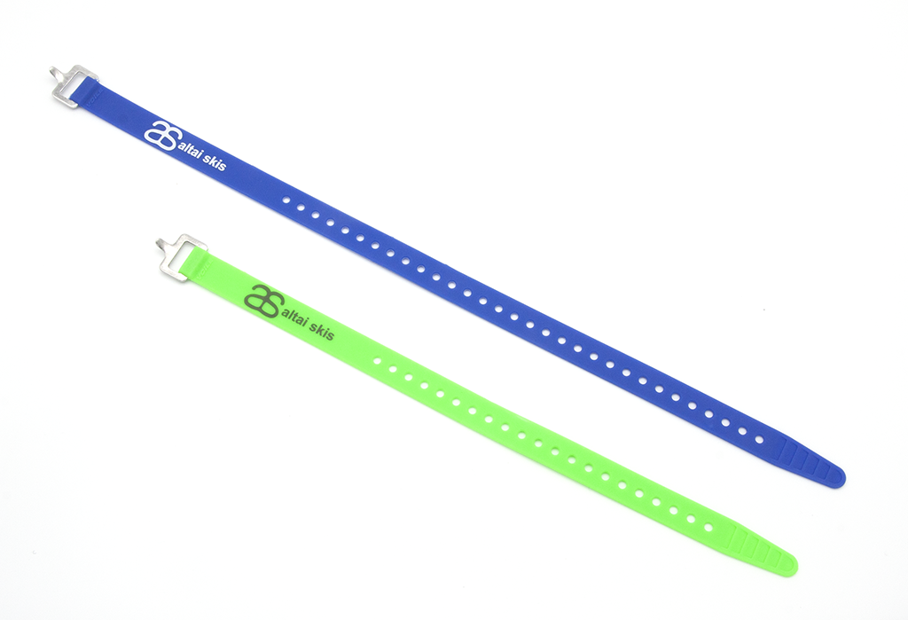 Altai Skisのロゴが入ったスキーシューで便利に使えるストラップ